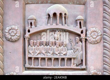 Ultima cena sulla porta di San Ranieri della Cattedrale di Santa Maria Assunta a Pisa Foto Stock