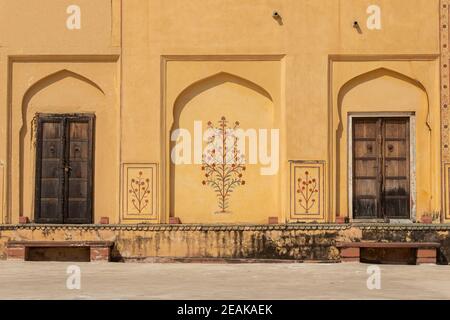 Porte di legno e pareti decorate di Amber Fort, Jaipur, Rajasthan, India. Foto Stock