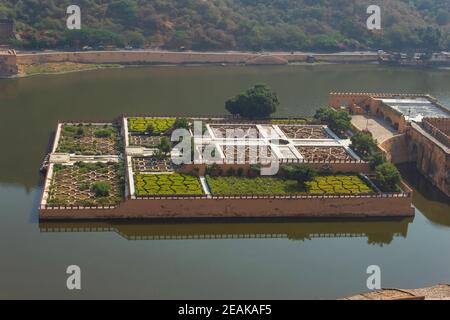 Amber Fort Garden sul lago Maota, Amer Fort, Jaipur, Rajasthan, India. Foto Stock