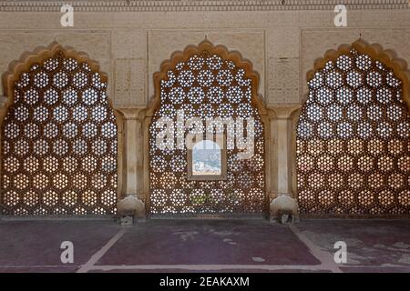 Delicatamente scolpito jali pietra perforata o schermo a reticolo di Sheesh Mahal, Amber Palace, Jaipur, Rajasthan, India. Foto Stock