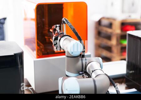 Prelevamento e posizionamento, inserimento, test di qualità o braccio robot tendente alla macchina Foto Stock