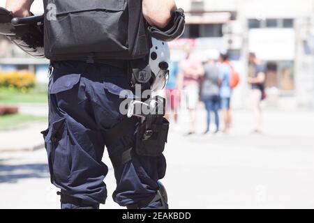 Ufficiale di polizia in servizio, offuscato le persone in background Foto Stock