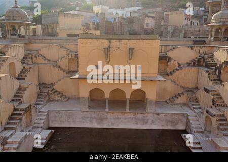 Panna Meena ka Kund, storico bacino di steppwell e di acqua piovana noto per le sue pittoresche scale simmetriche. Jaipur, Rajasthan, India. Foto Stock