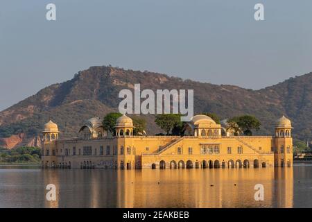 Vista serale di Jal Mahal un palazzo nel mezzo del lago di Man Sagar, Jaipur, Rajasthan, India. Foto Stock