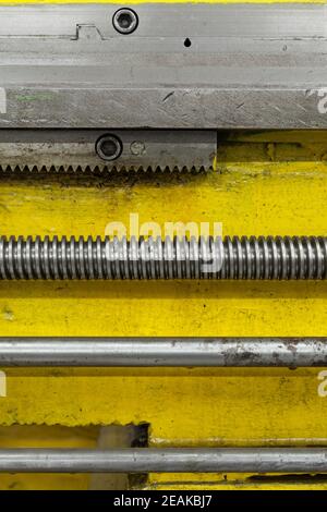 Fondo industriale astratto con aste e parti metalliche Foto Stock