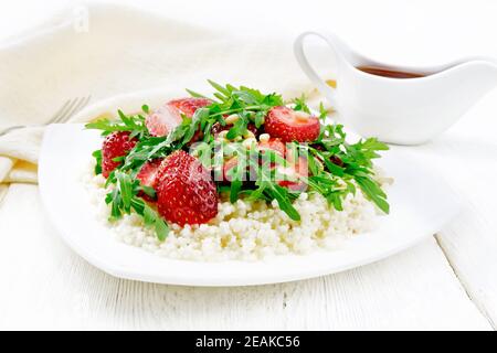 Insalata di fragole e couscous su tavola leggera Foto Stock