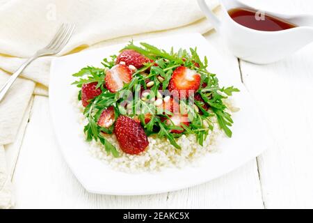 Insalata di fragole e couscous su tavola di legno Foto Stock
