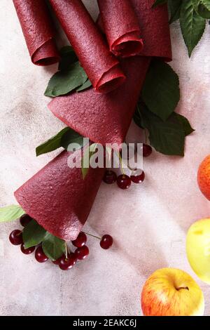 Cherry Pastille su sfondo chiaro. Il concetto di conservazione delle bacche per l'inverno. Mele e ciliegie. Foto Stock