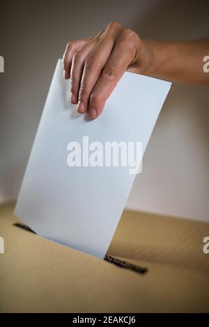 Immagine concettuale di una persona che voterà durante le elezioni Foto Stock