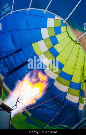 Hot Air Balloon in fase di gonfiaggio in Australia Foto Stock