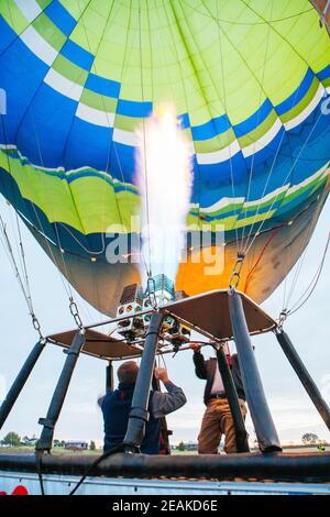Hot Air Balloon in fase di gonfiaggio in Australia Foto Stock