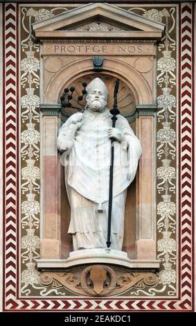 Statua di Sant'Ambrogio patrono della città di Milano. Particolare della torre dell'orologio del Castello Sforzesco (Castello Sforzesco). Lombardia, Italia Foto Stock