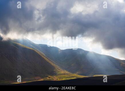 Suggestivo paesaggio montano nei pressi del borgo di Castelluccio nel Parco Nazionale del Monte Sibillini, Umbria, Italia Foto Stock