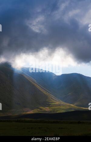 Suggestivo paesaggio montano nei pressi del borgo di Castelluccio nel Parco Nazionale del Monte Sibillini, Umbria, Italia Foto Stock