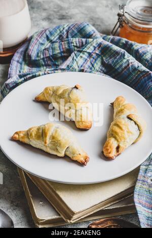 Croissant ripieni di noci e cioccolato per colazione Foto Stock