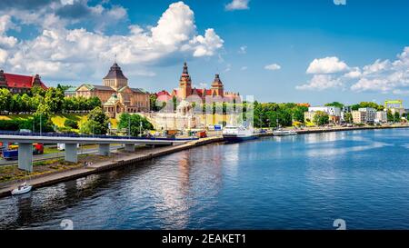 Vista aerea degli alberi di Chrombry e del castello come gli edifici di Museo Nazionale e Ufficio passaporto a Szczecin Foto Stock