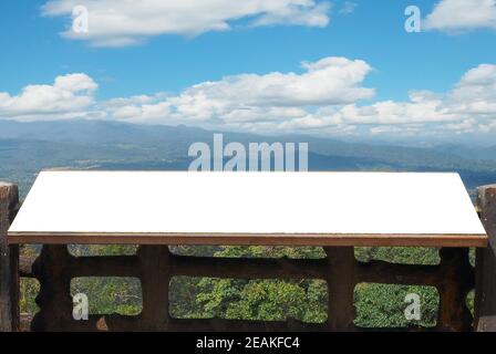 L'etichetta bianca vuota sullo sfondo sono le montagne e il cielo. Nel parco nazionale Foto Stock