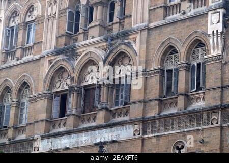 L'era coloniale Elphinstone College in Mahatma Gandhi Road, Kala Ghoda, Fort, Mumbai, India Foto Stock