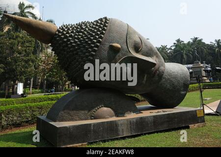 Statua di Buddha testa nel giardino del Prince of Wales Museum, ora noto come Chhatrapati Shivaji Maharaj Museum a Mumbai, India Foto Stock