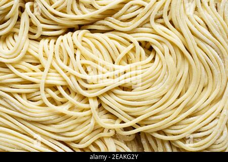 Materie non cotti in casa la pasta italiana Le tagliatelle (cinese di  noodle all'uovo) oltre rustico in pietra bianca con uno sfondo con spazio  di copia Foto stock - Alamy