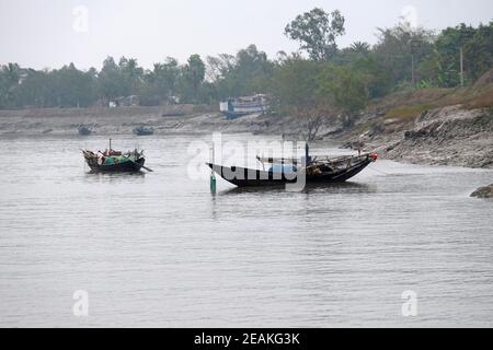 Barca a remi nelle zone paludose dei Sundarbans, Patrimonio dell'Umanità dell'UNESCO, India Foto Stock