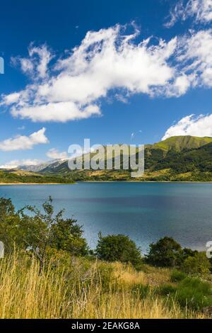 Lago di Campotosto nel Parco Nazionale del Gran Sasso e Monti della Laga, regione Abruzzo, Italia Foto Stock