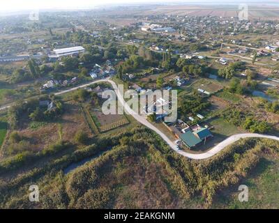 Vista dalla cima del villaggio. Case e giardini. Campagna, paesaggio rustico. Fotografia aerea Foto Stock