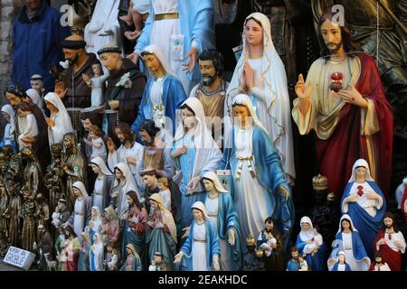 Articoli religiosi cattolici, figurine di santi in uno dei negozi di souvenir del Santuario di pellegrinaggio, Assunzione della Vergine Maria a Marija Bistrica, Croazia, il 26 ottobre 2013 Foto Stock