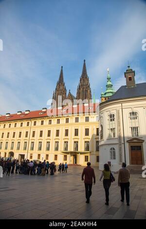 PRAGA, REPUBBLICA CECA - 08 ottobre 2013: Cortile del Castello di Praga, Repubblica Ceca Foto Stock