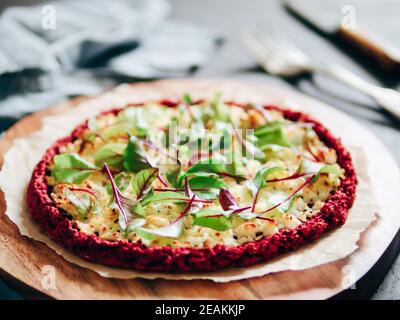 La barbabietola rossa crosta di pizza con fresco mangold foglie Foto Stock