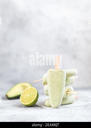 Avocado lime ghiaccioli, spazio di copia Foto Stock