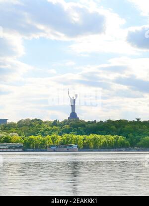 Kiev fiume Dniepr skyline della Motherland Foto Stock