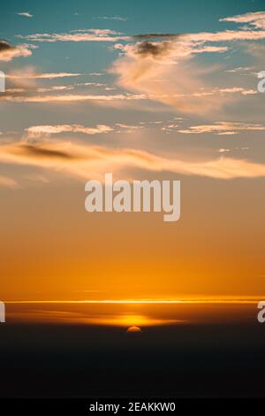 Esattamente il momento appena prima del sole scompare durante il tramonto Foto Stock