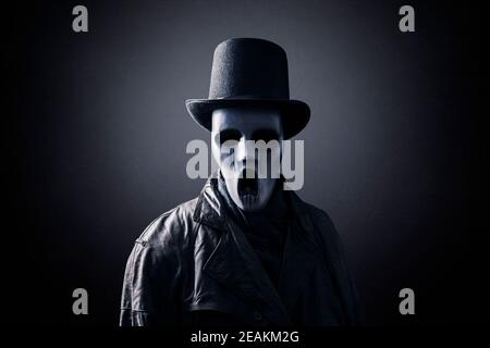Figura spettrale con top Hat nero extra alto in il buio Foto Stock