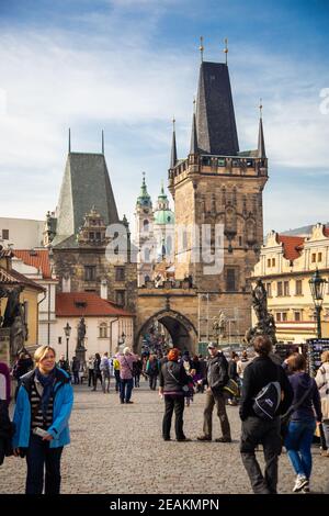 PRAGA, REPUBBLICA CECA - 08 ottobre 2013: Persone sul Ponte Carlo a Praga, Repubblica Ceca Foto Stock