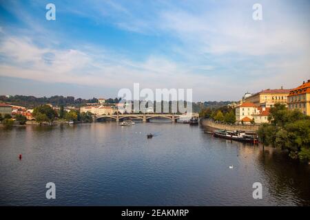 PRAGA, REPUBBLICA CECA - 08 ottobre 2013: Fiume Moldava a Praga, Repubblica Ceca Foto Stock