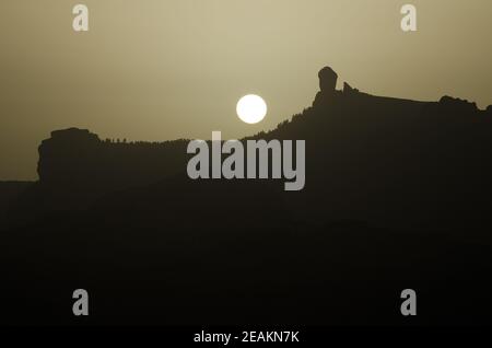 Vista del Roque Nublo all'alba. Foto Stock