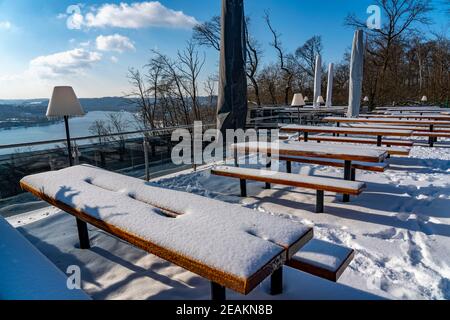 Inverno, paesaggio innevato, ristorante, birreria terrazza giardino, Jagdhaus Schellenberg, con vista sul lago Baldeney, Essen, NRW, Germania Foto Stock