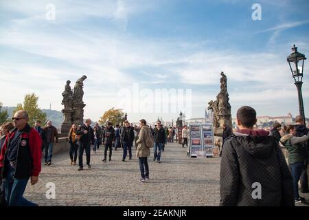 PRAGA, REPUBBLICA CECA - 08 ottobre 2013: Ponte Carlo sulla Moldava a Praga come attrazione turistica Foto Stock