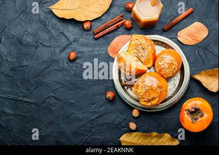 Persimmon al forno con caramello Foto Stock