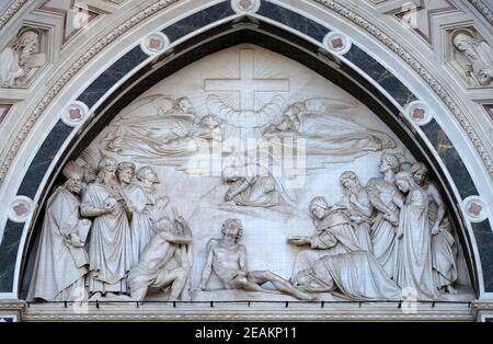 Lunetta scolpita contenente un rilievo del Trionfo della Croce, di Giovanni Dupre, sopra la porta centrale della Basilica di Santa Croce - famosa chiesa francescana di Firenze Foto Stock