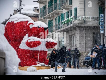 Cortina d'Ampezzo, Italia. 10 febbraio 2021, Italia, Cortina d'Ampezzo: Sci alpino, Coppa del mondo: I pedoni sono in movimento nel centro di Cortina. Dopo una forte nevicata, la giornata di gara è stata completamente annullata. La stazione sciistica è la sede delle Olimpiadi invernali 2026 che si terranno a Milano e Cortina d'Ampezzo. Foto: Michael Kappeler/dpa Credit: dpa Picture Alliance/Alamy Live News Foto Stock