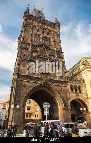 PRAGA, REPUBBLICA CECA - 08 ottobre 2013: La Torre delle polveri e la porta delle polveri a Praga, Repubblica Ceca Foto Stock