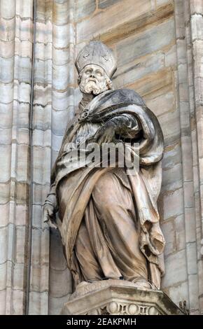 San onorato, statua nel Duomo di Milano e il Duomo di Santa Maria Nascente, Milano, Lombardia, Italia Foto Stock