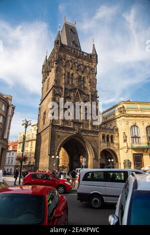 PRAGA, REPUBBLICA CECA - 08 ottobre 2013: La Torre delle polveri e le porte delle polveri a Praga, Repubblica Ceca Foto Stock