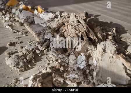 Detriti di costruzione in un vecchio edificio Foto Stock