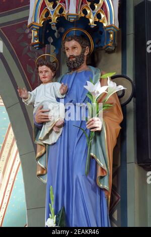 San Giuseppe conserva la statua di Gesù nella chiesa parrocchiale della Natività della Vergine Maria a Granesina, Croazia Foto Stock