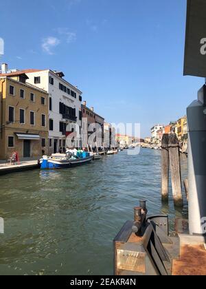 Edifici lungo il canale di Cannaregio a Venezia Foto Stock
