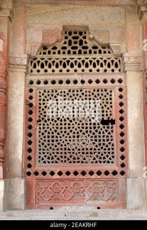 Finestra in marmo intagliato alla Tomba di Isa Khan. Humayun's Tomba complesso, Delhi, India. Foto Stock