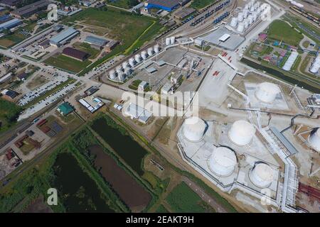 Impianto di raffineria petrolifera per la raffinazione primaria e profonda del petrolio. Attrezzatura Foto Stock